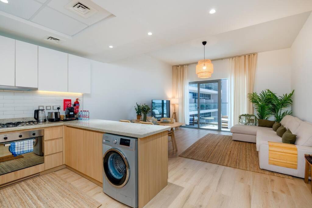 Apartment Large 2 Bedroom - Metro At 2 Min Dubai