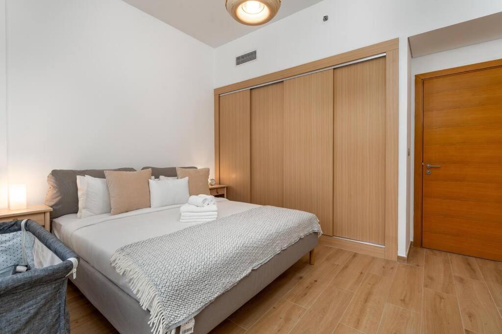 Large 2 Bedroom - Metro At 2 Min Dubai