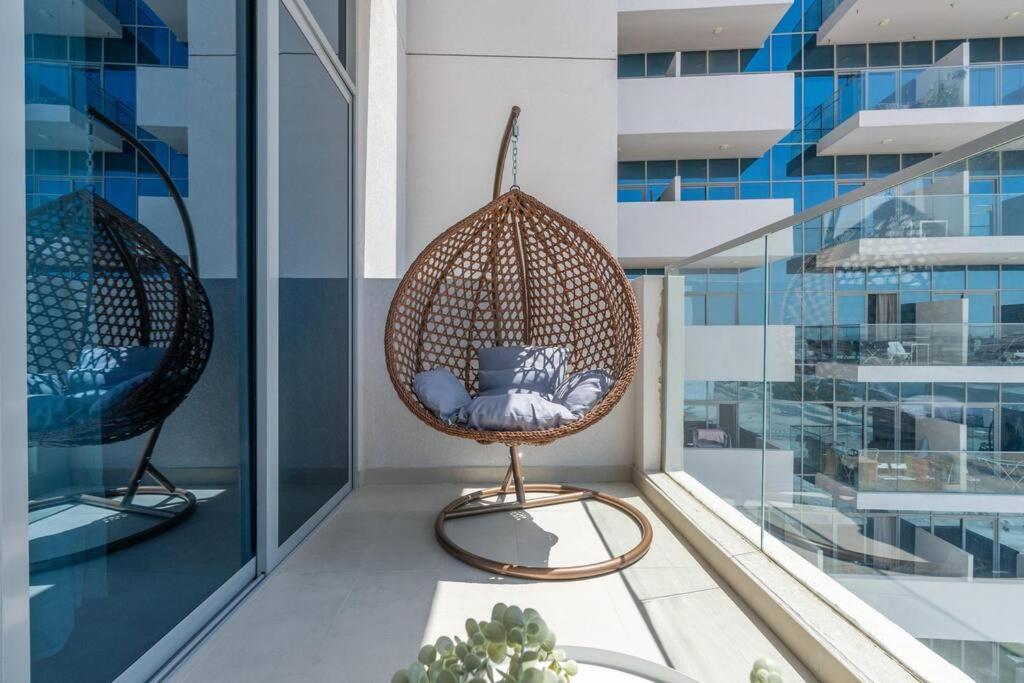 Large 2 Bedroom - Metro At 2 Min * Dubai