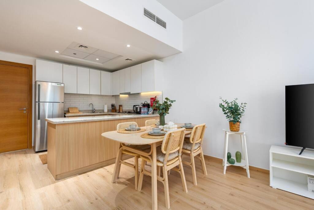 Large 2 Bedroom - Metro At 2 Min