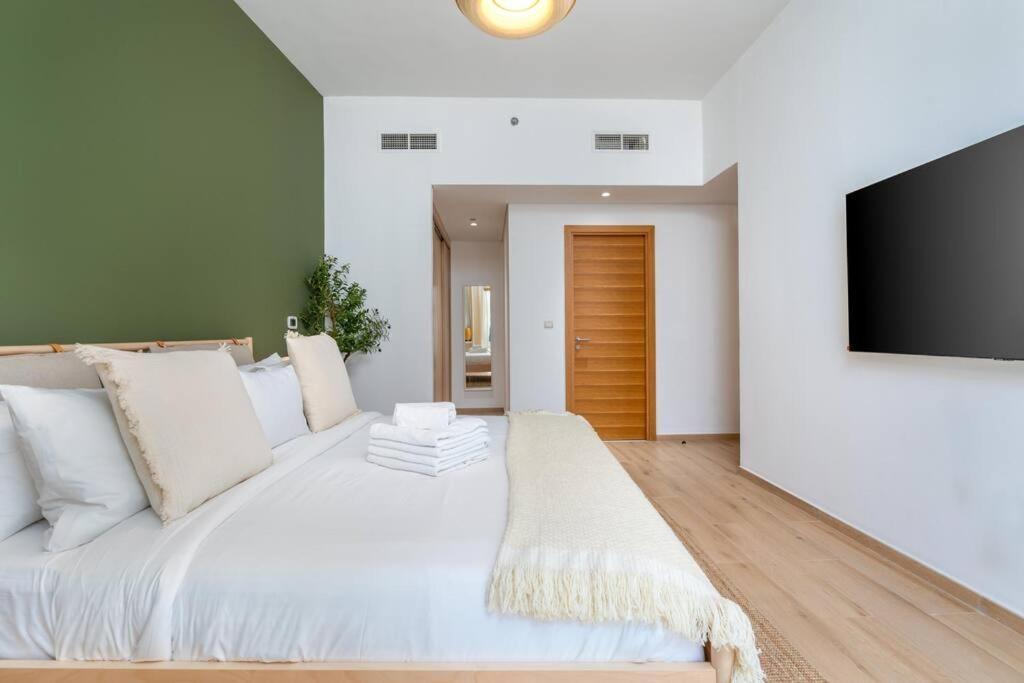 Apartment Large 2 Bedroom - Metro At 2 Min Dubai