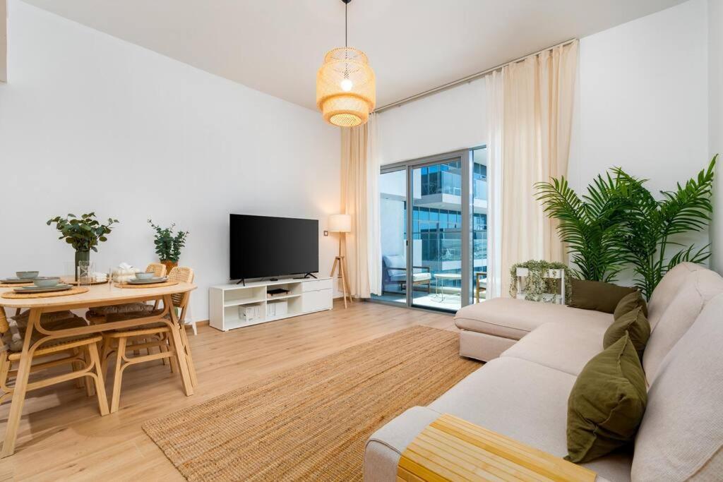 Large 2 Bedroom - Metro At 2 Min Dubai
