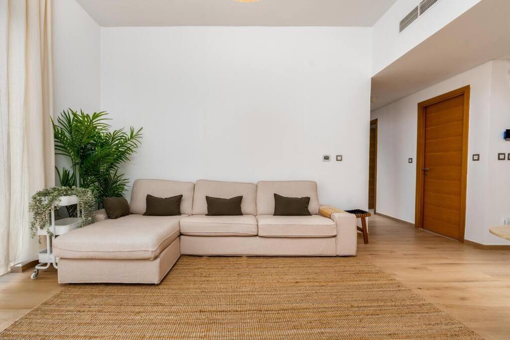 Large 2 Bedroom - Metro At 2 Min Dubai
