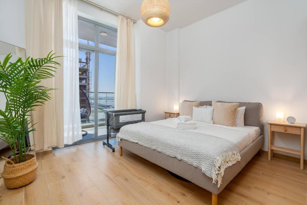 Large 2 Bedroom - Metro At 2 Min * Dubai