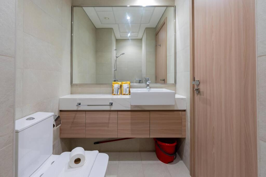 Apartment 12 Min From Downtown - - Azizi Riviera Dubai