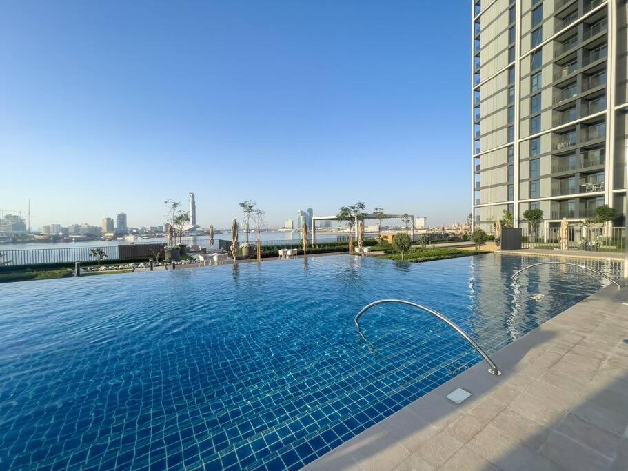 Luxury Living With Panoramic View In Creek Harbour