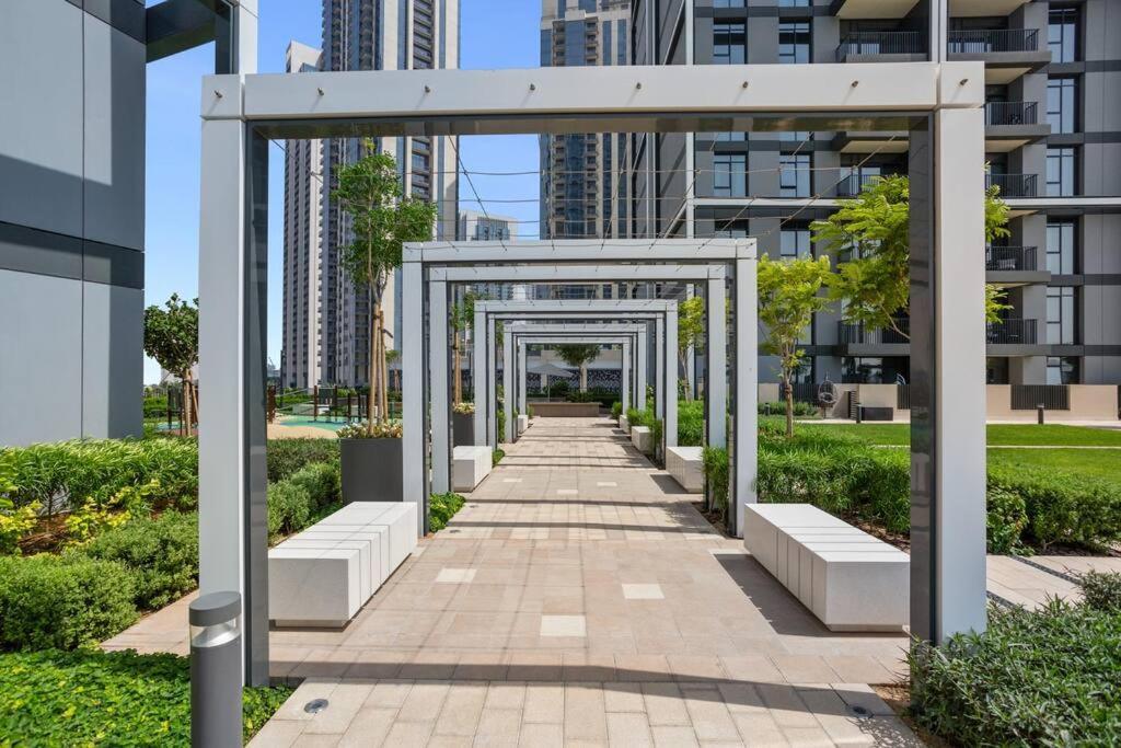 Apartment Luxury Living With Panoramic View In Creek Harbour