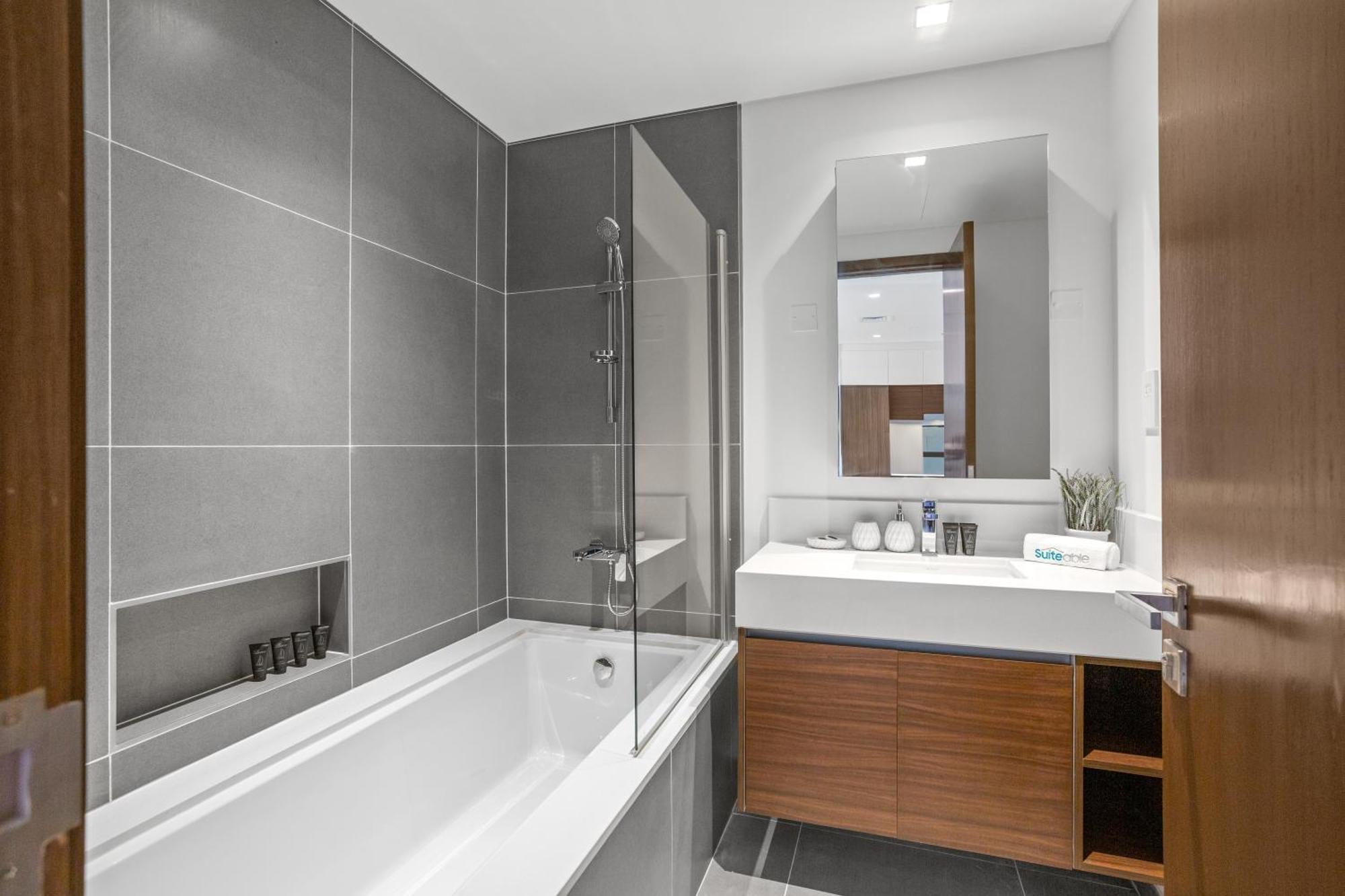 Luxury Living With Panoramic View In Creek Harbour Apartment *