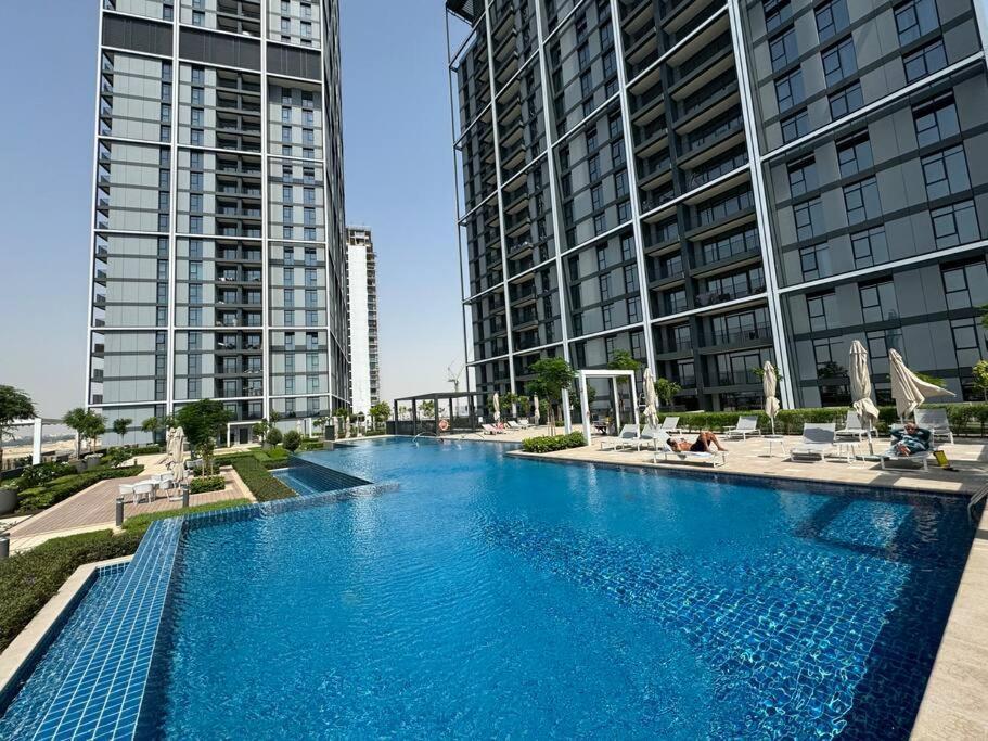 Luxury Living With Panoramic View In Creek Harbour