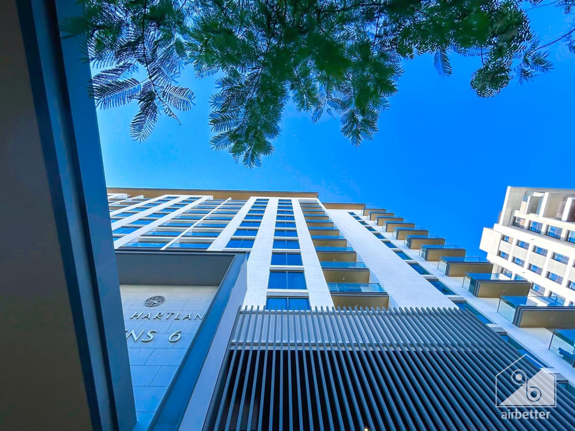 Apartment Stunning & New 1b With Balcony & View