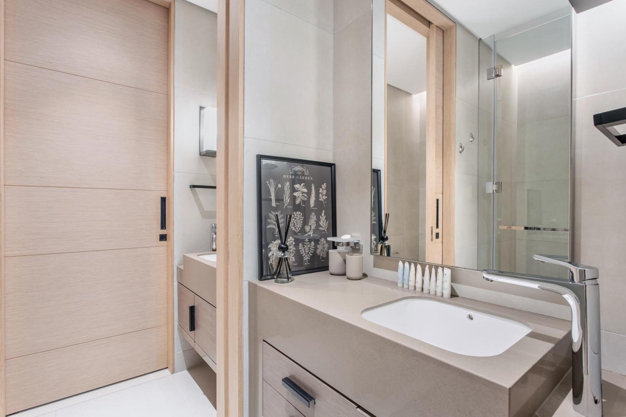 Apartment Address 2br Family 56th Floor Dubai