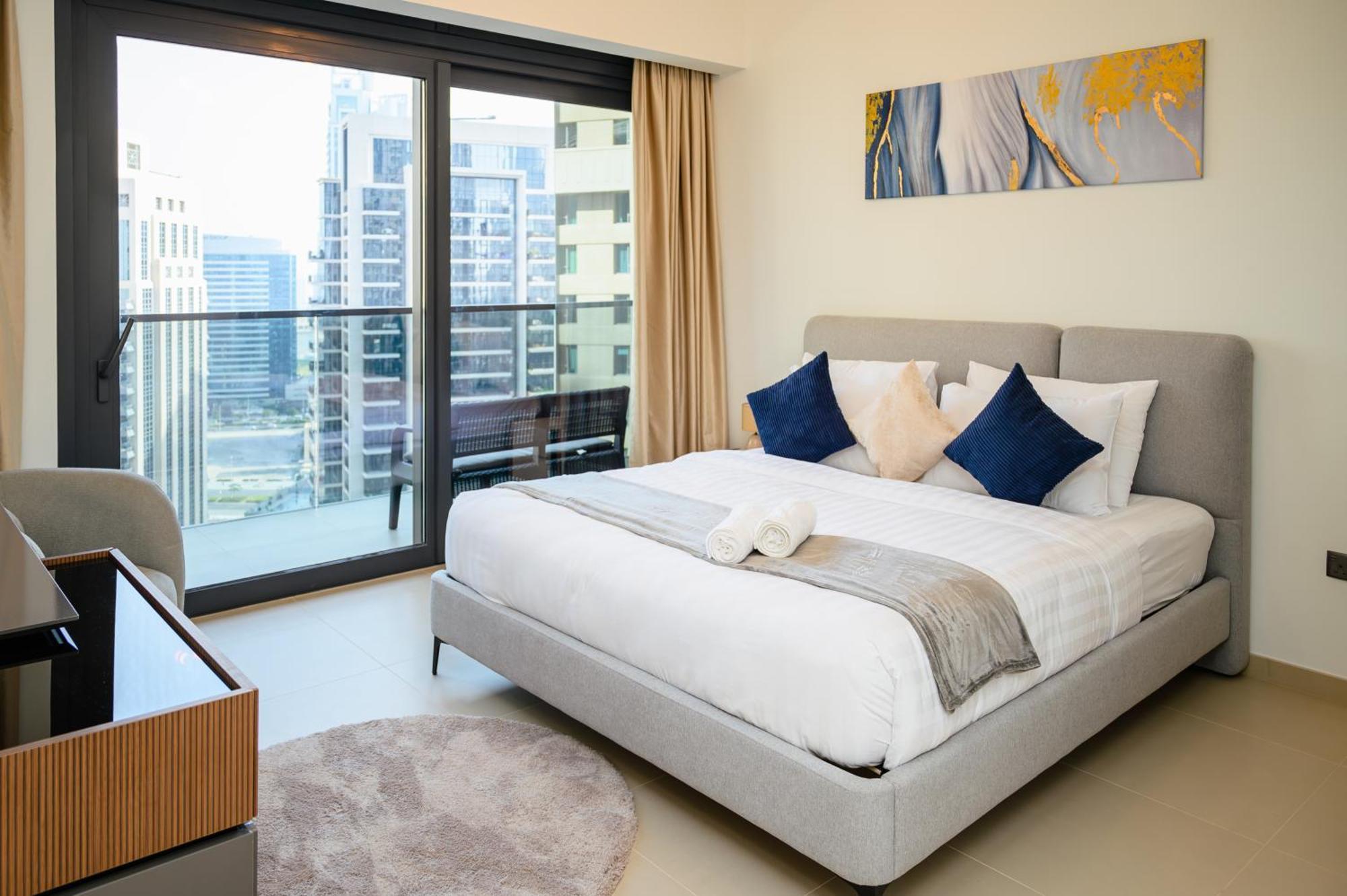 Downtown 2br In Act Towers Near Burj Khalifa *