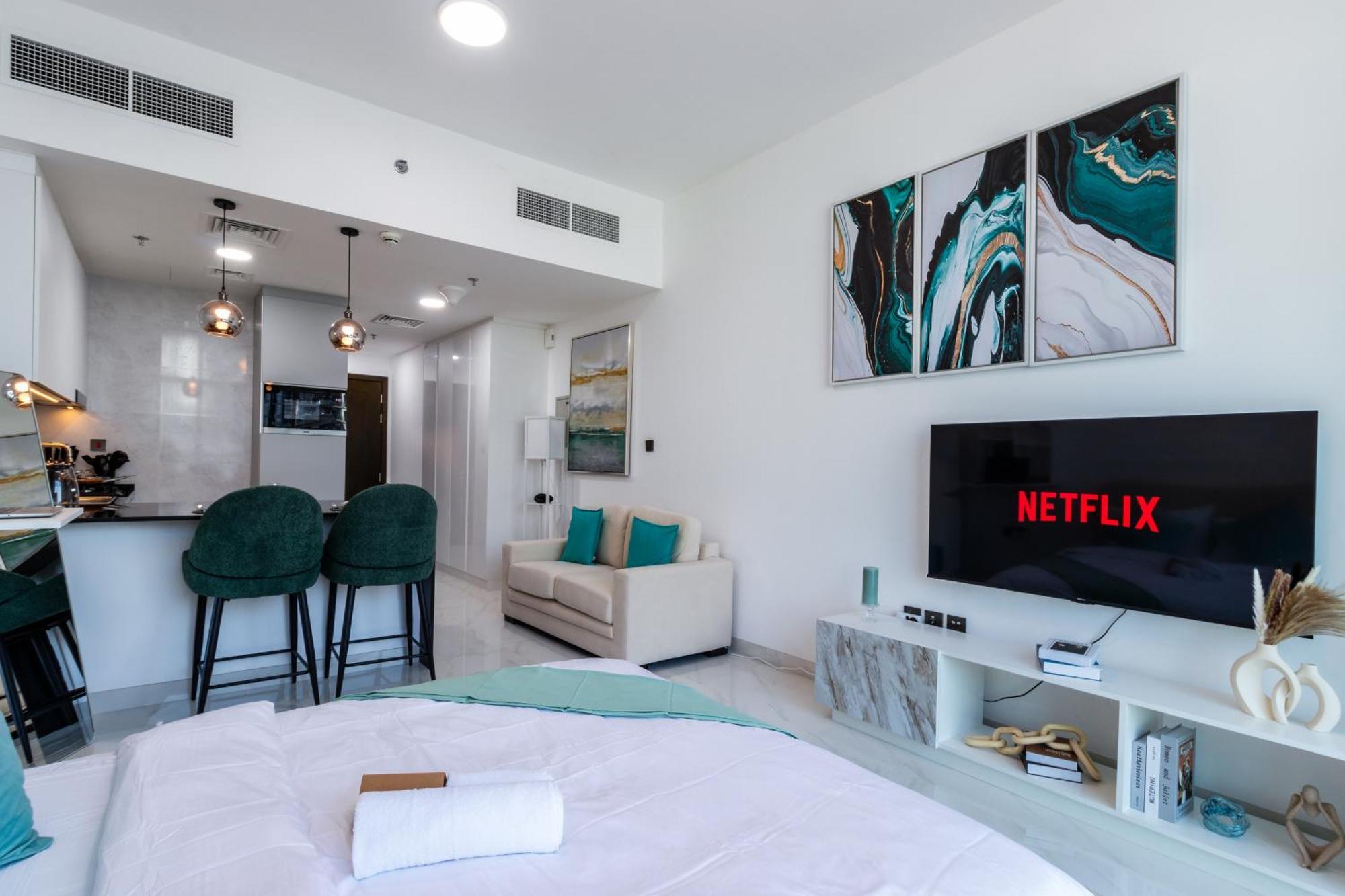 Queen Bed, Full Kitchen, New Unit *
