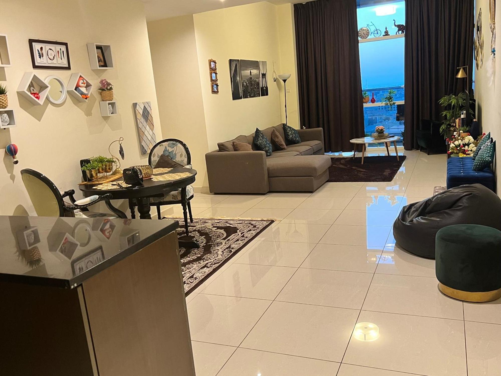 Luxurious 2 Bedroom Dt Apartment *