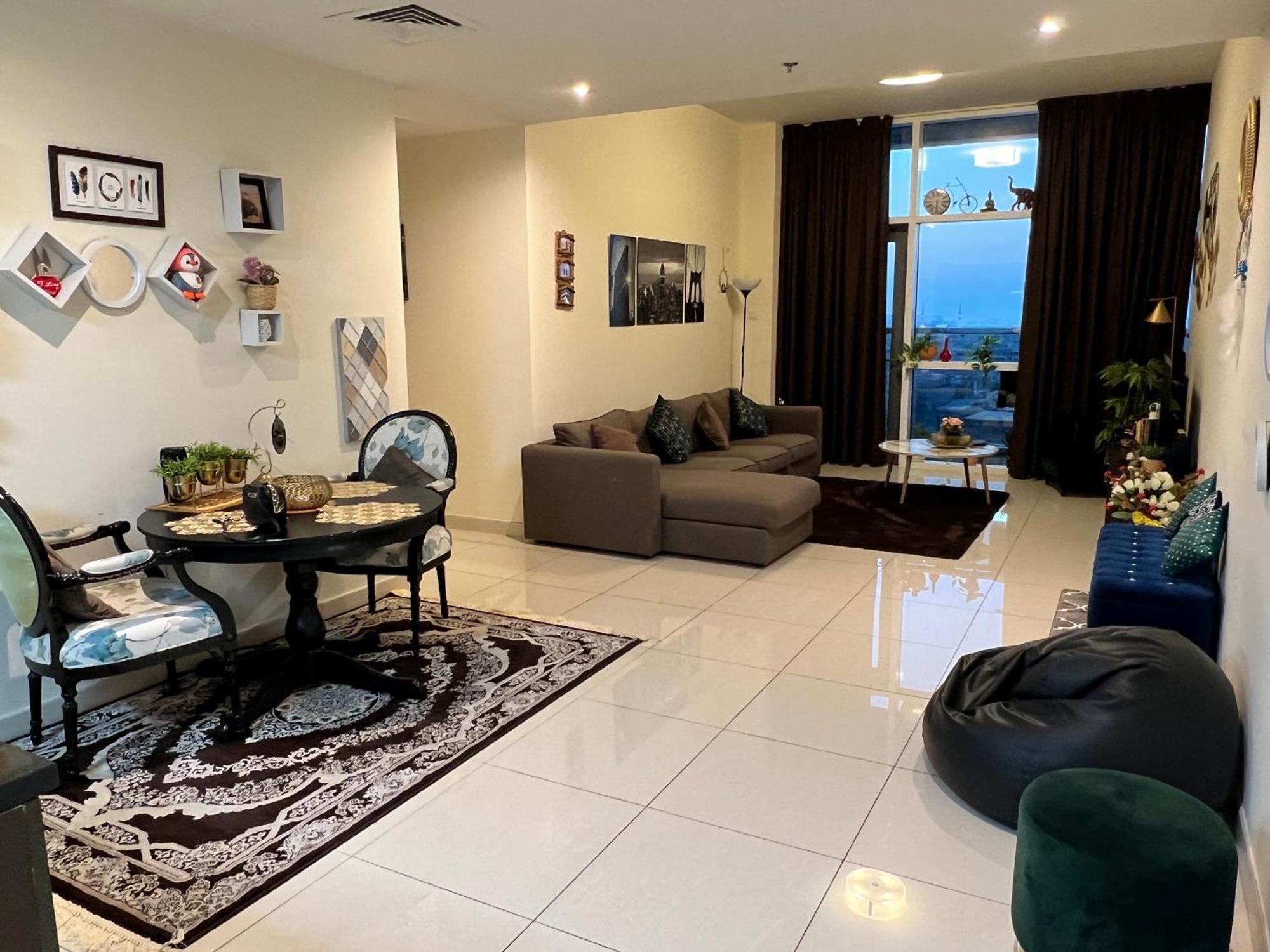 Luxurious 2 Bedroom Dt Apartment *