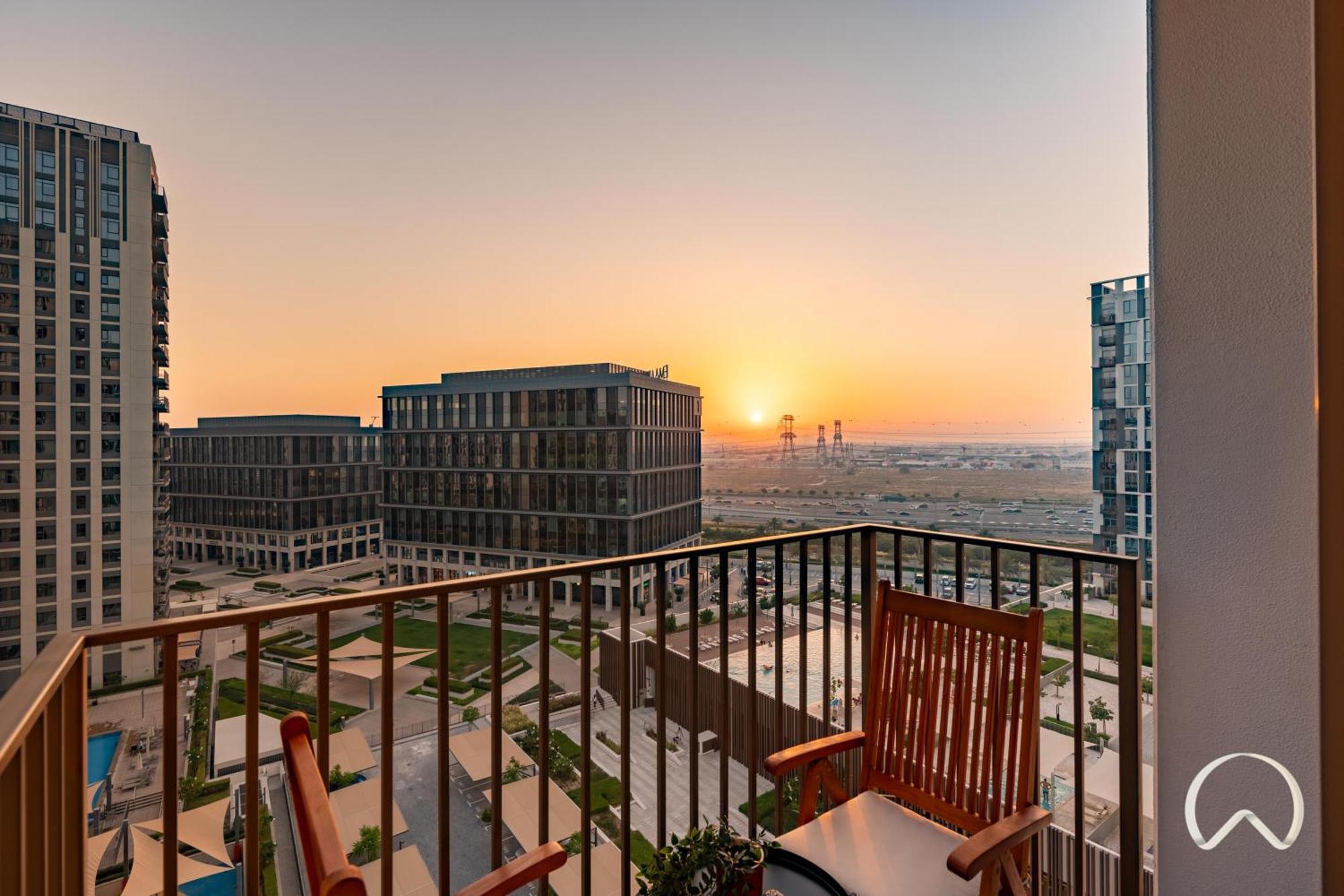 Oraya - Stylish 2br In Socio Tower 2 With Pool View Dubai