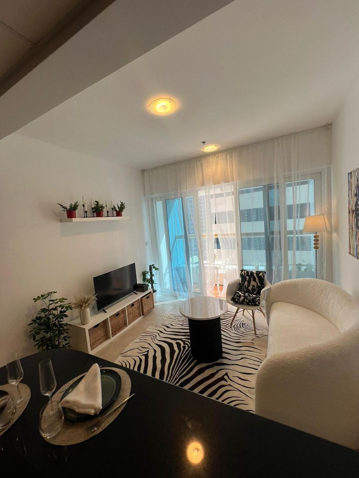 Homestay Ultra Stunning Master Bedroom With Canal View *