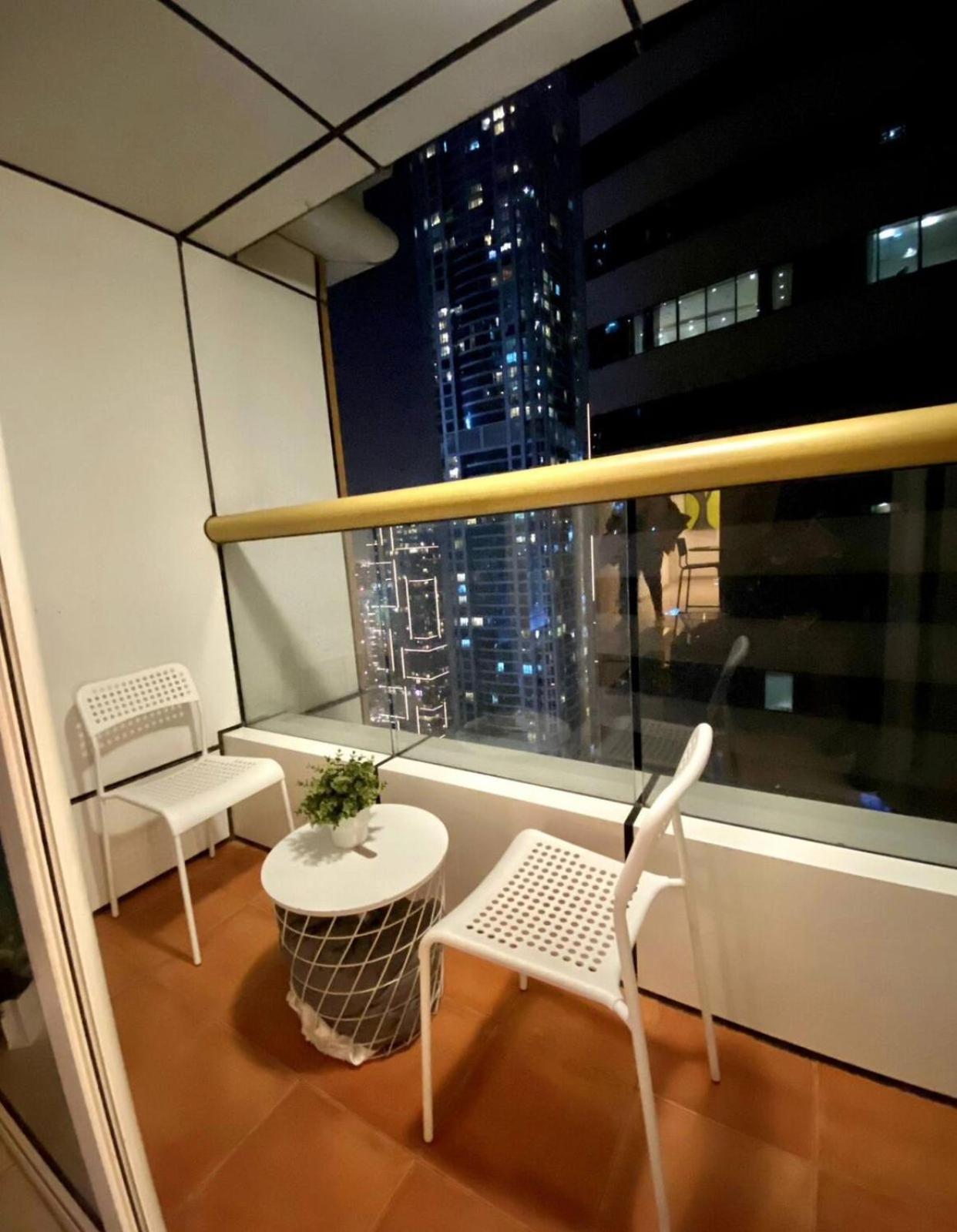 Ultra Stunning Master Bedroom With Canal View Dubai
