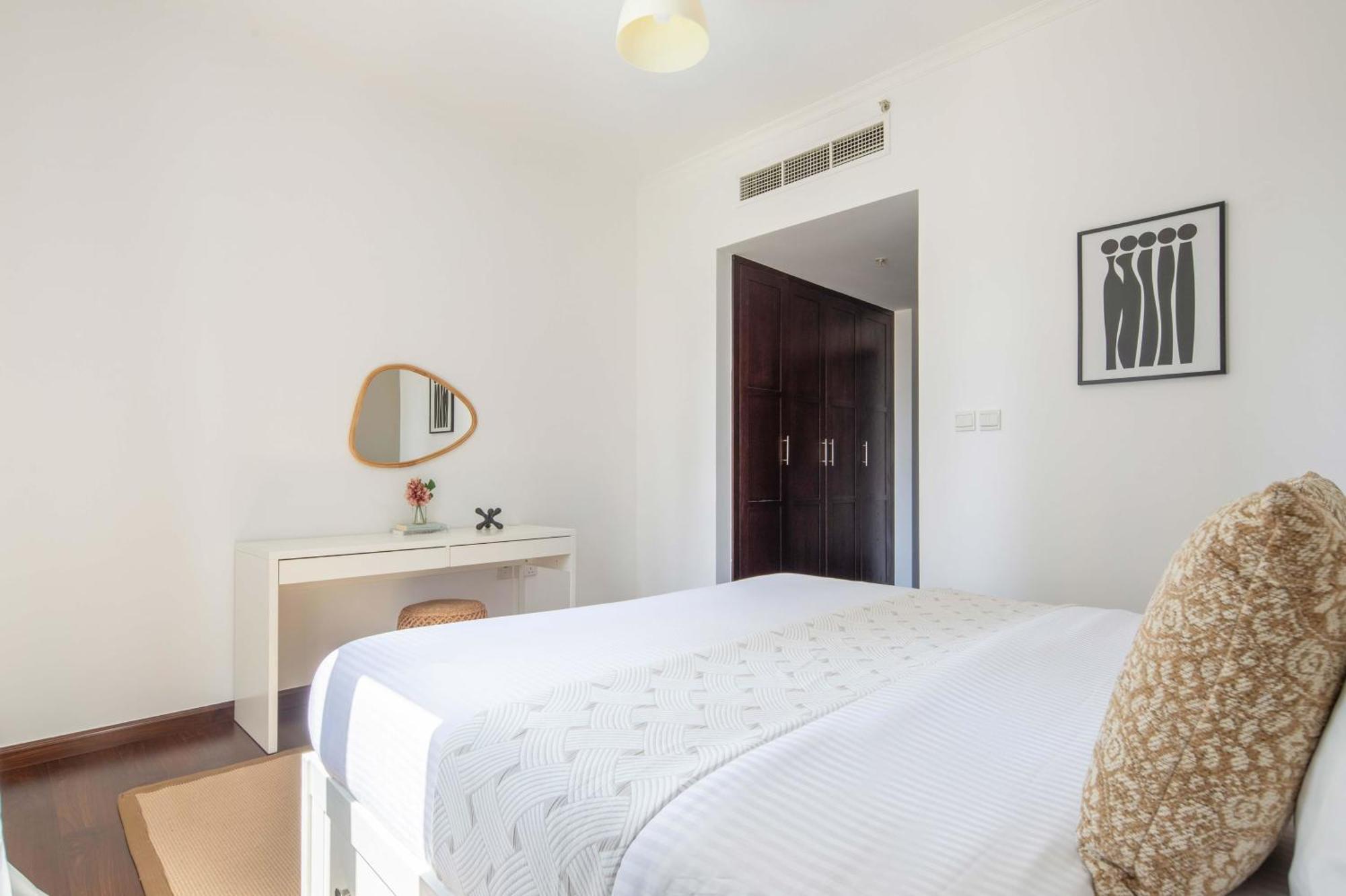 Frank Porter - The Residences 5 *