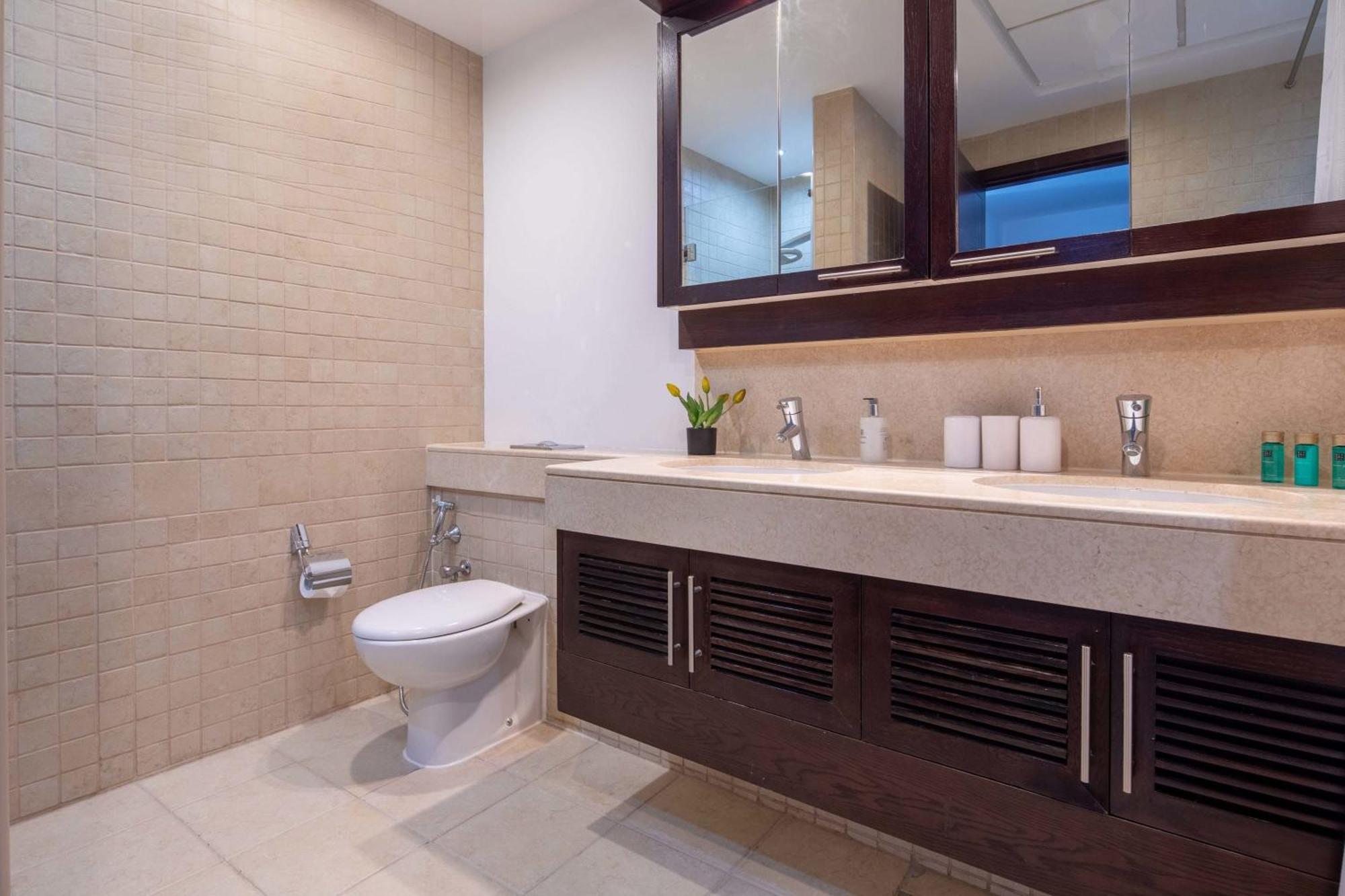 Frank Porter - The Residences 5 Apartment