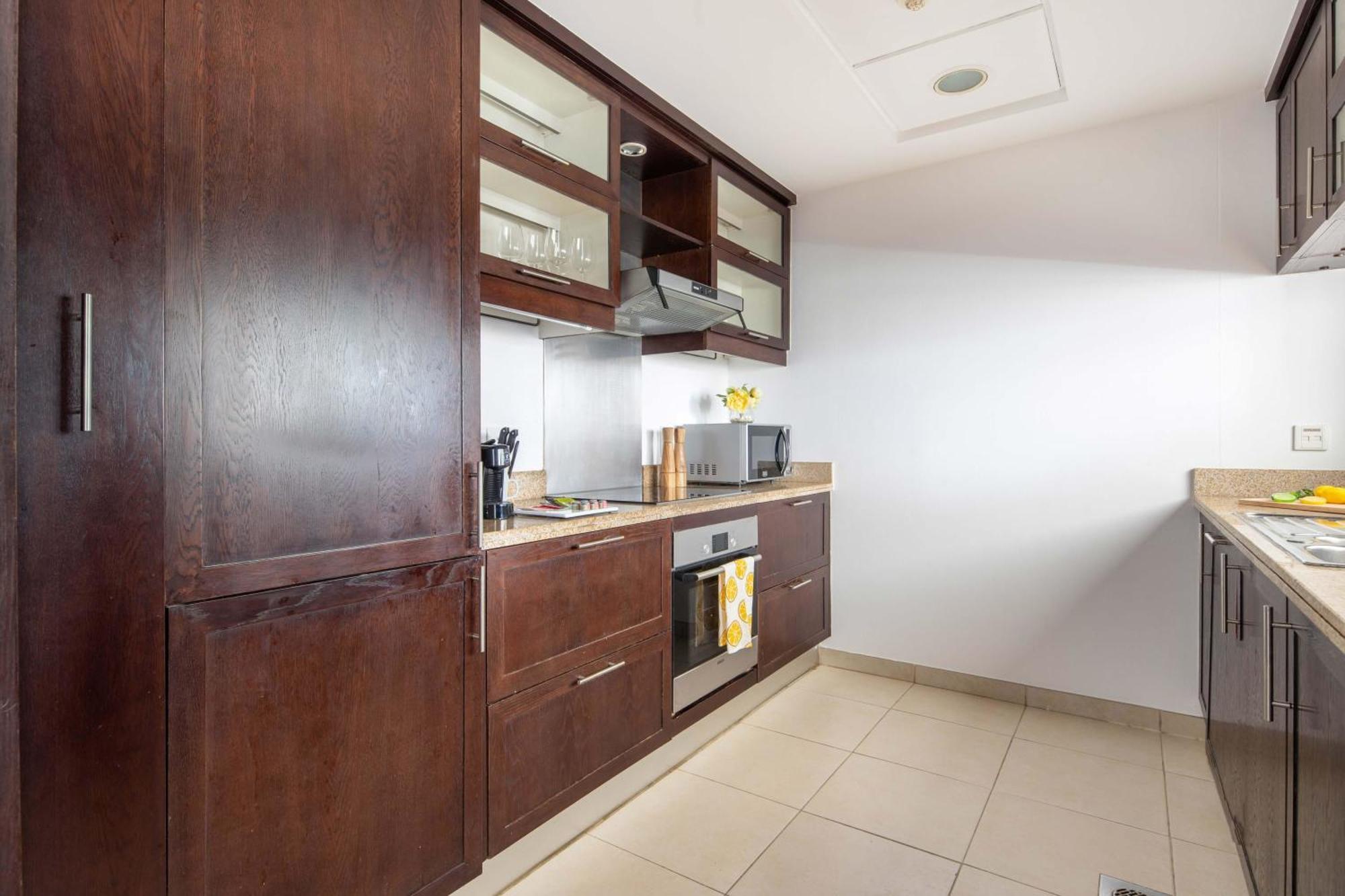 Frank Porter - The Residences 5 Apartment Dubai