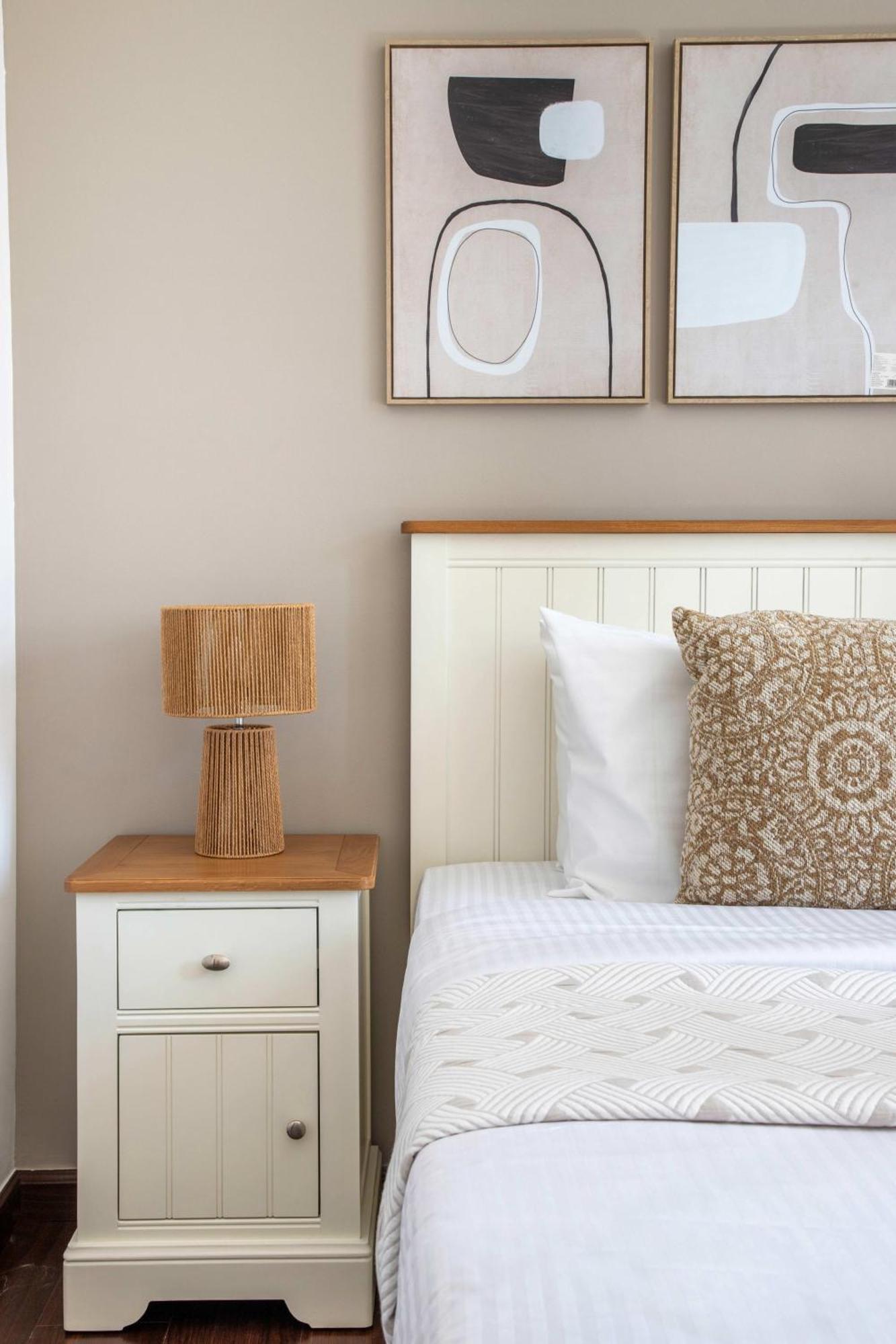 Frank Porter - The Residences 5 *