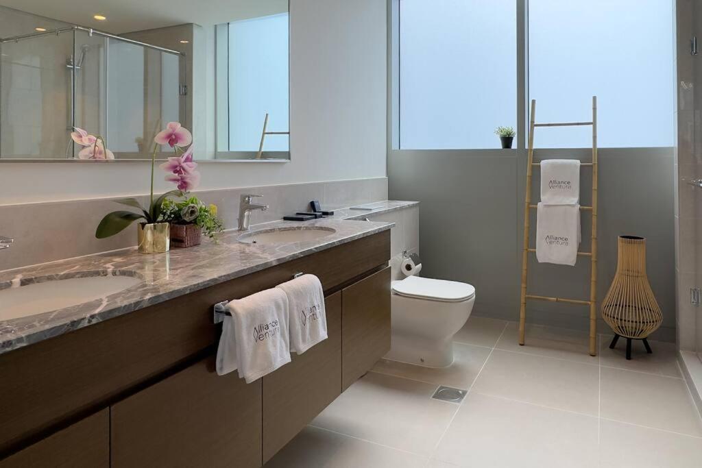 3br In Tower W Maid'sroom Apartment *