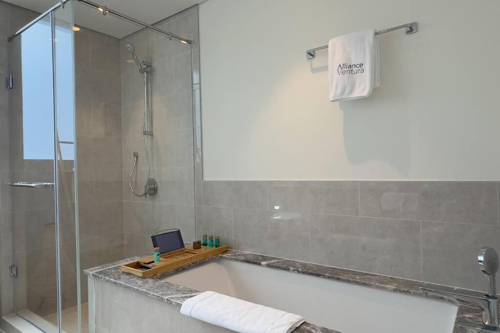 3br In Tower W Maid'sroom Apartment *