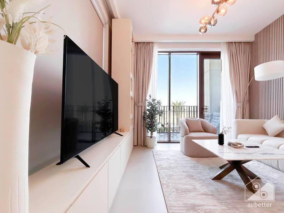Amazing At Creek With Balcony & View Apartment *