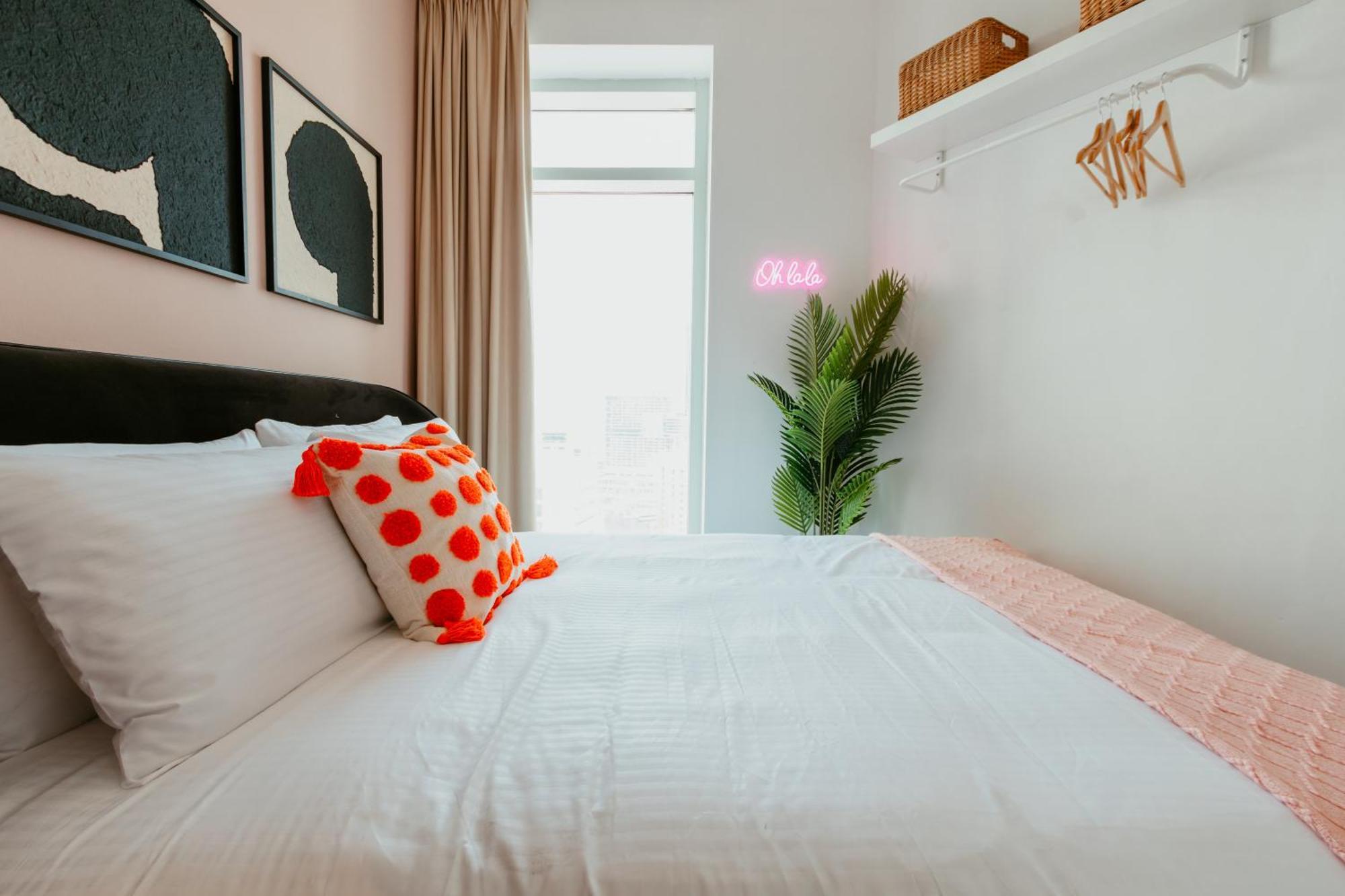 Stylish 2-bedroom Escape Near Mall Apartment *
