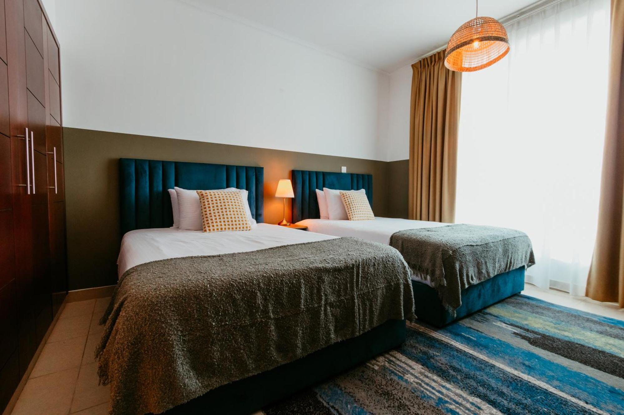 Stylish 2-bedroom Escape Near Mall Apartment *