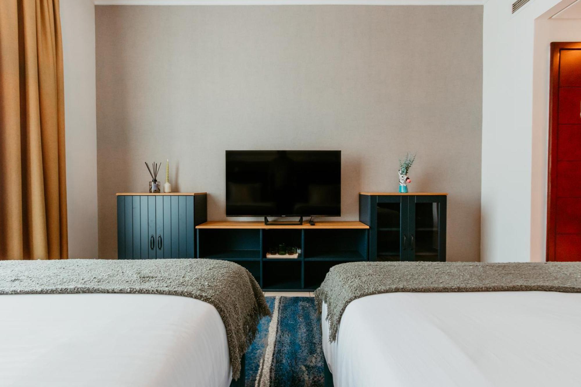 Stylish 2-bedroom Escape Near Mall *
