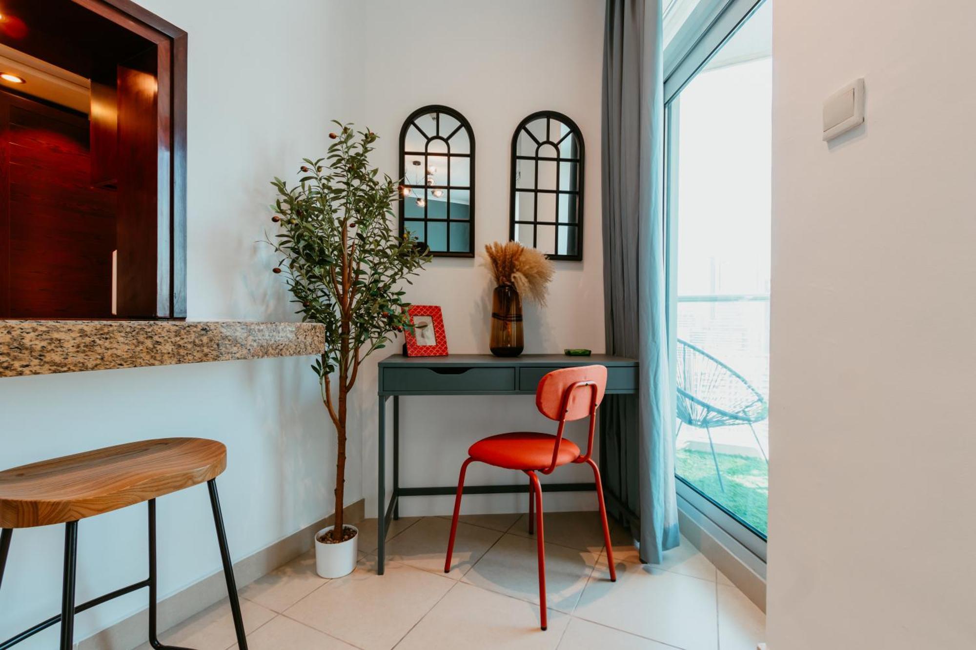 Stylish 2-bedroom Escape Near Mall Apartment *