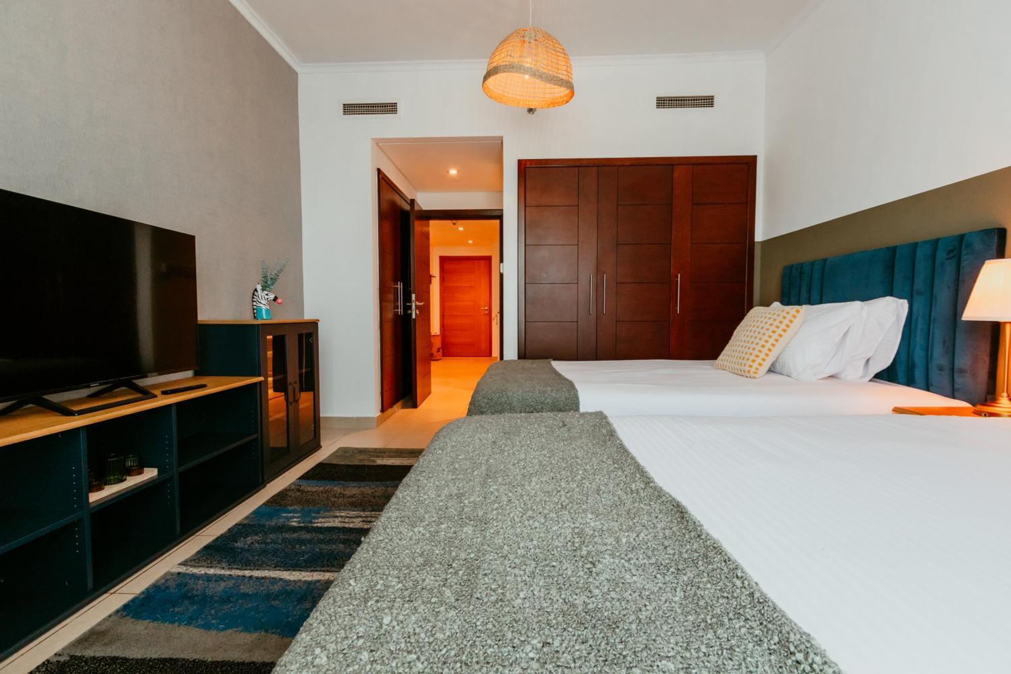 Apartment Stylish 2-bedroom Escape Near Mall Dubai