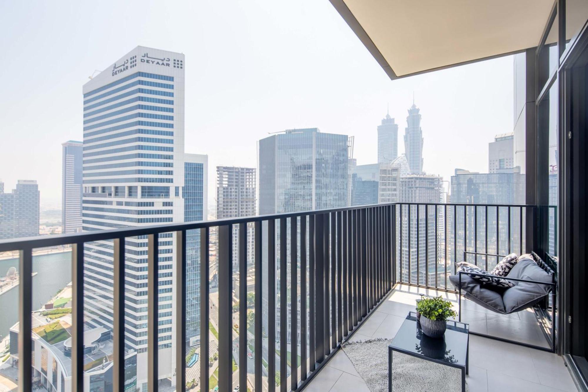 Frank Porter - Ahad Residences * Dubai