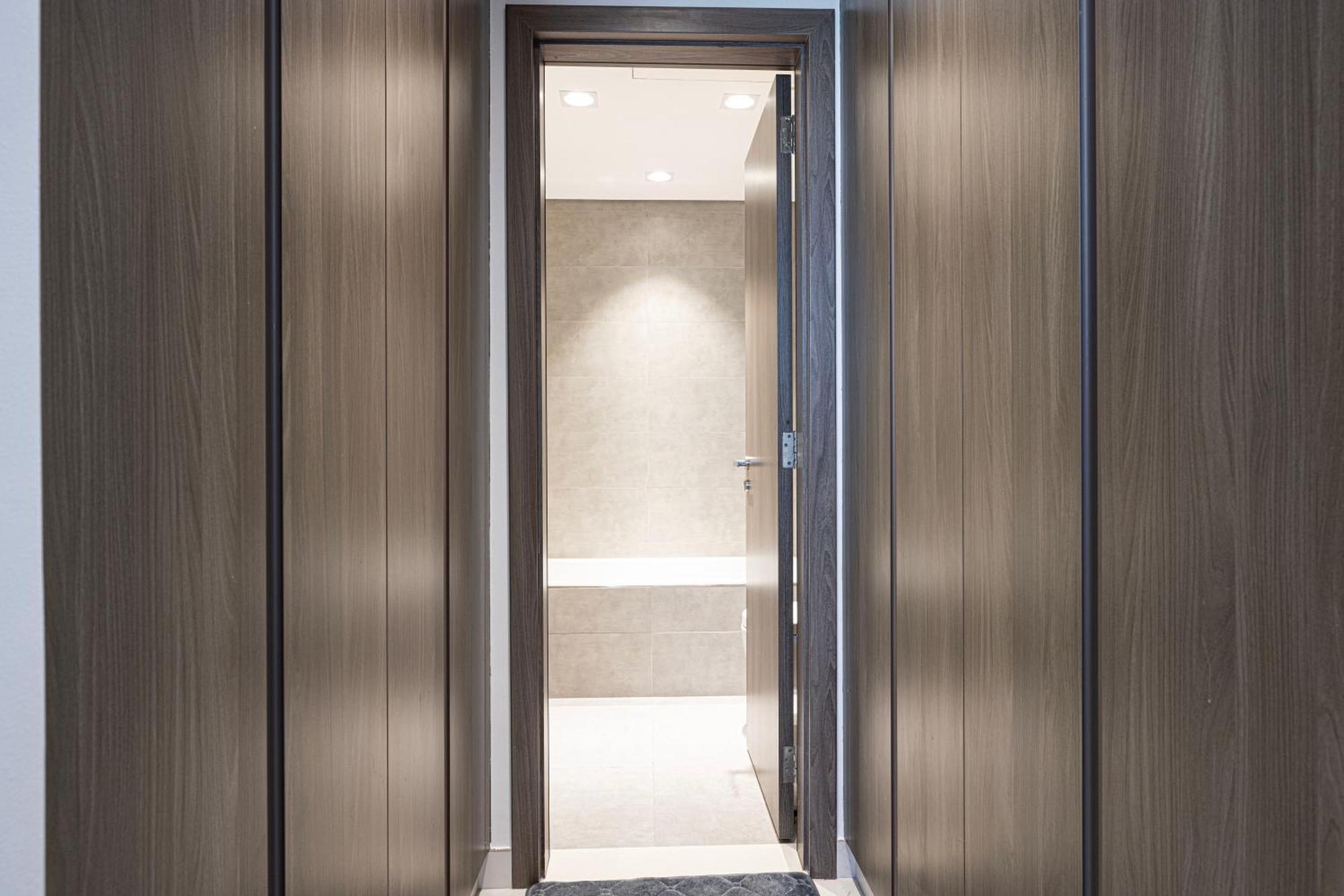 Full Lagoon View Access Exclusive Building * Dubai