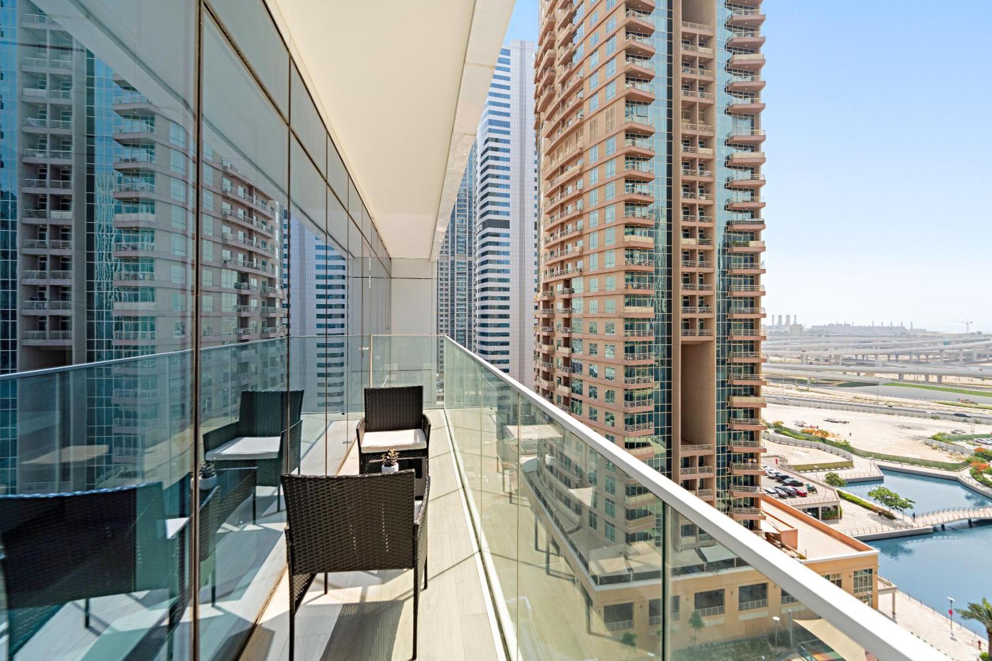 Apartment Big 1bd In Jlt - Pool, Game Zone