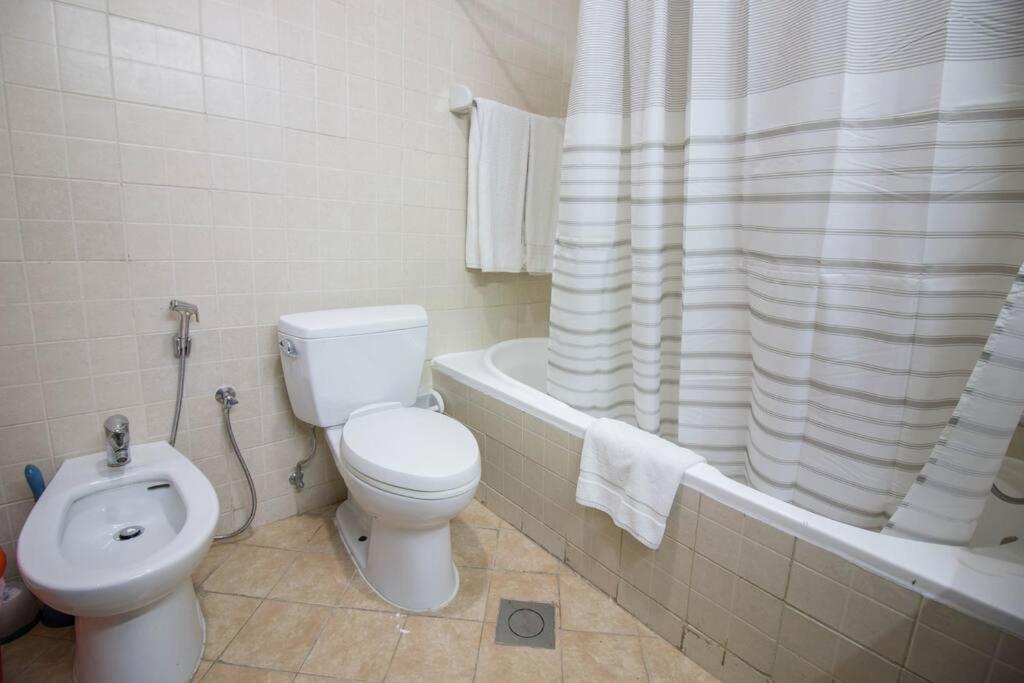 Spacious 1br 5 Mins From Marina Apartment