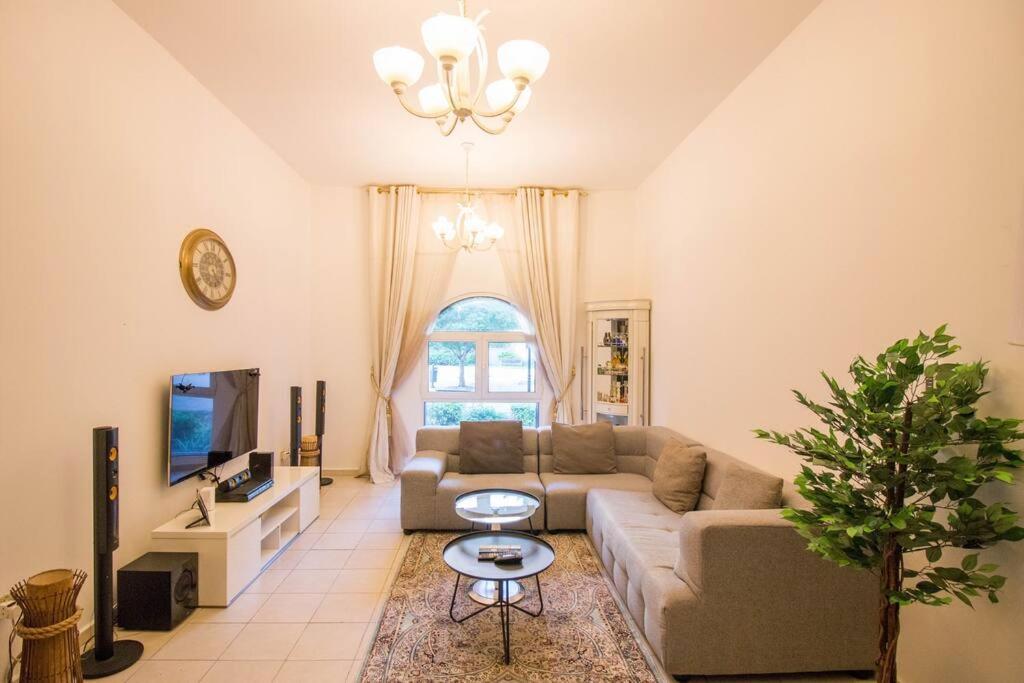 Apartment Spacious 1br 5 Mins From Marina Dubai