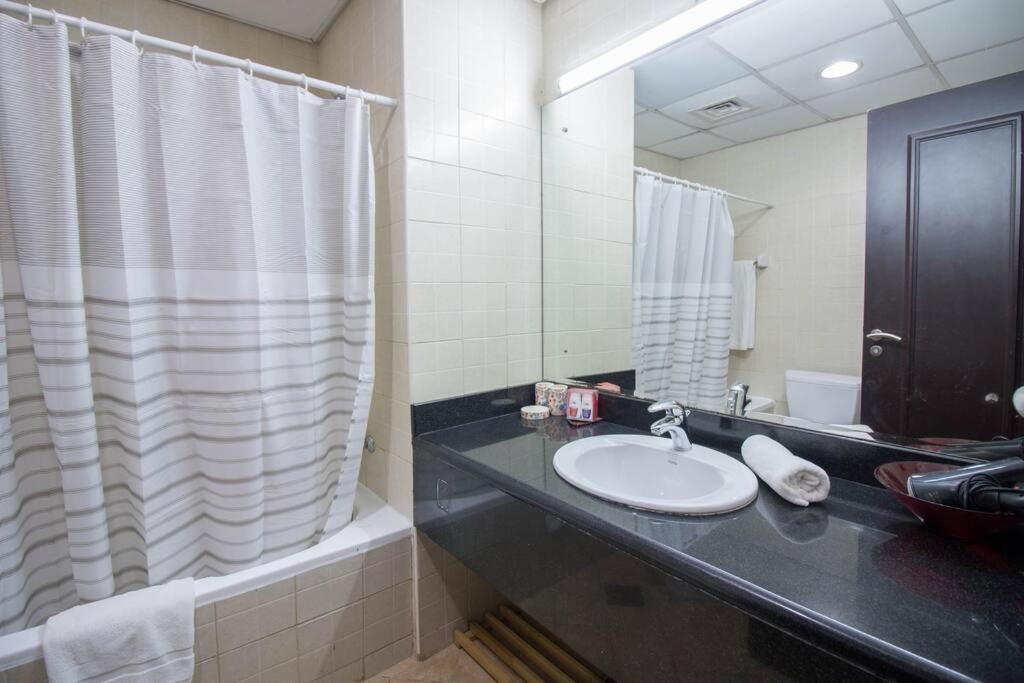 Spacious 1br 5 Mins From Marina * Dubai