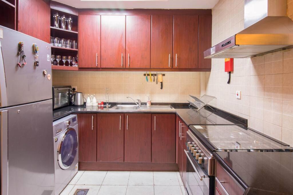 Spacious 1br 5 Mins From Marina Apartment *