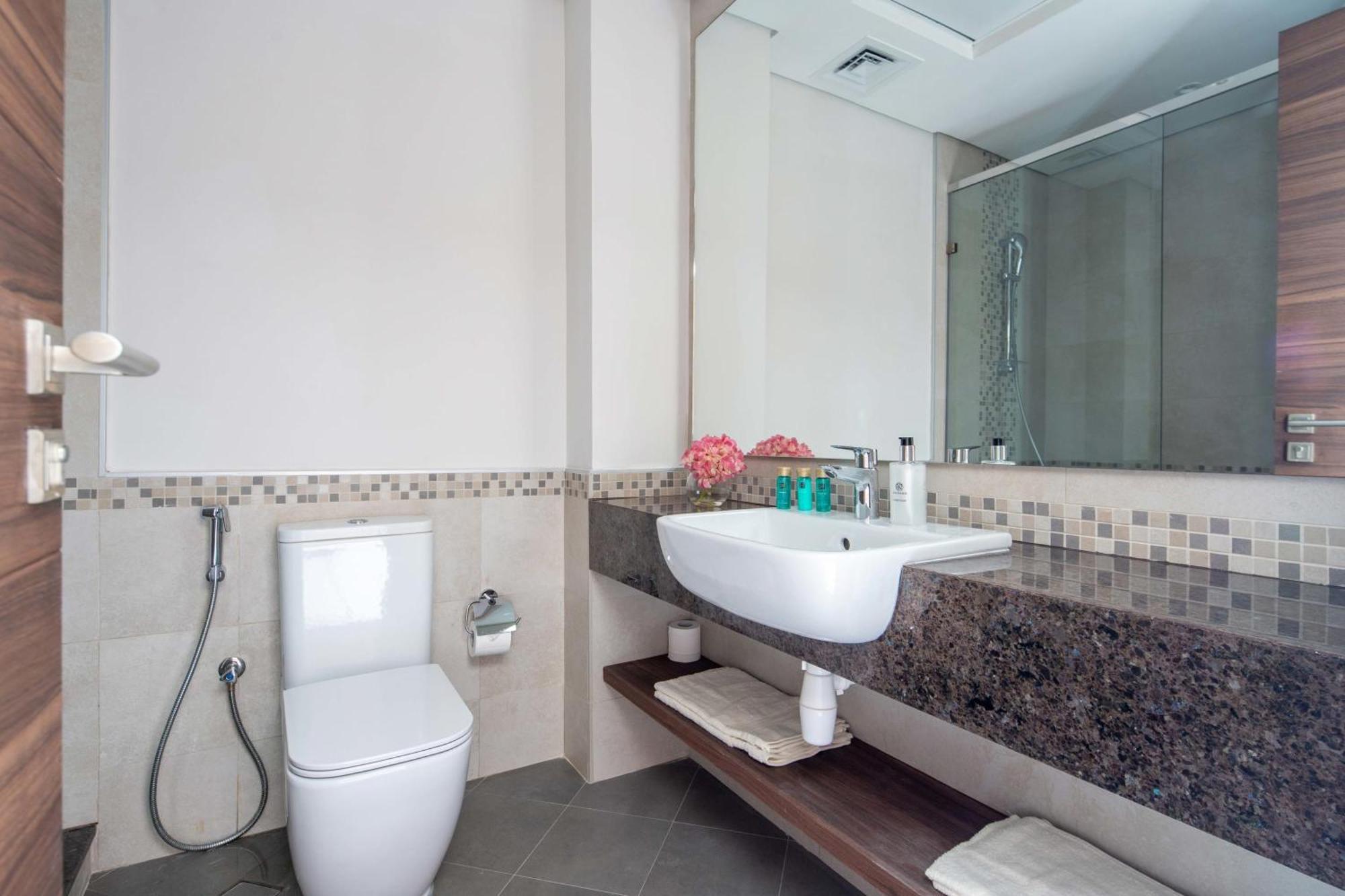 Frank Porter - Eleganz 5 By Danube Apartment Dubai