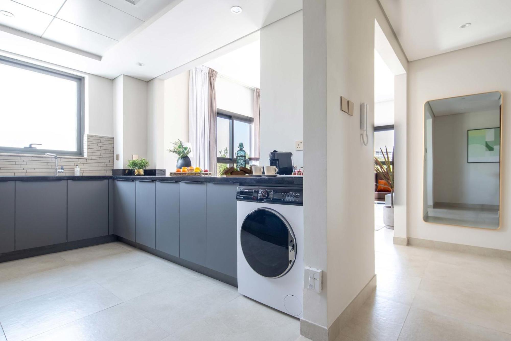 Frank Porter - Eleganz 5 By Danube Apartment Dubai