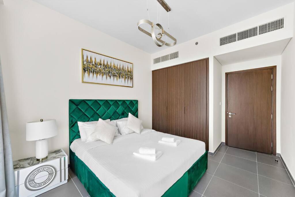 Stylish 1 Bedroom High Floor In Creek Edge *