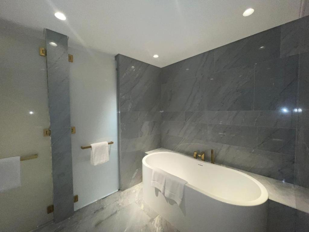 Luxury At Five Palm Apartment