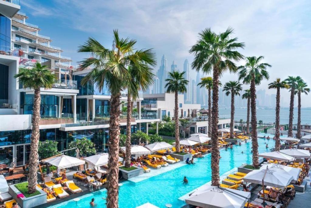 Luxury At Five Palm Apartment