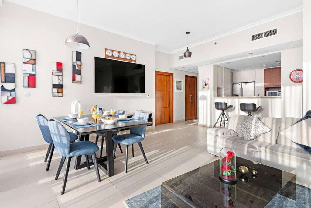 First Class 2br Chic Cityscape Apartment Dubai