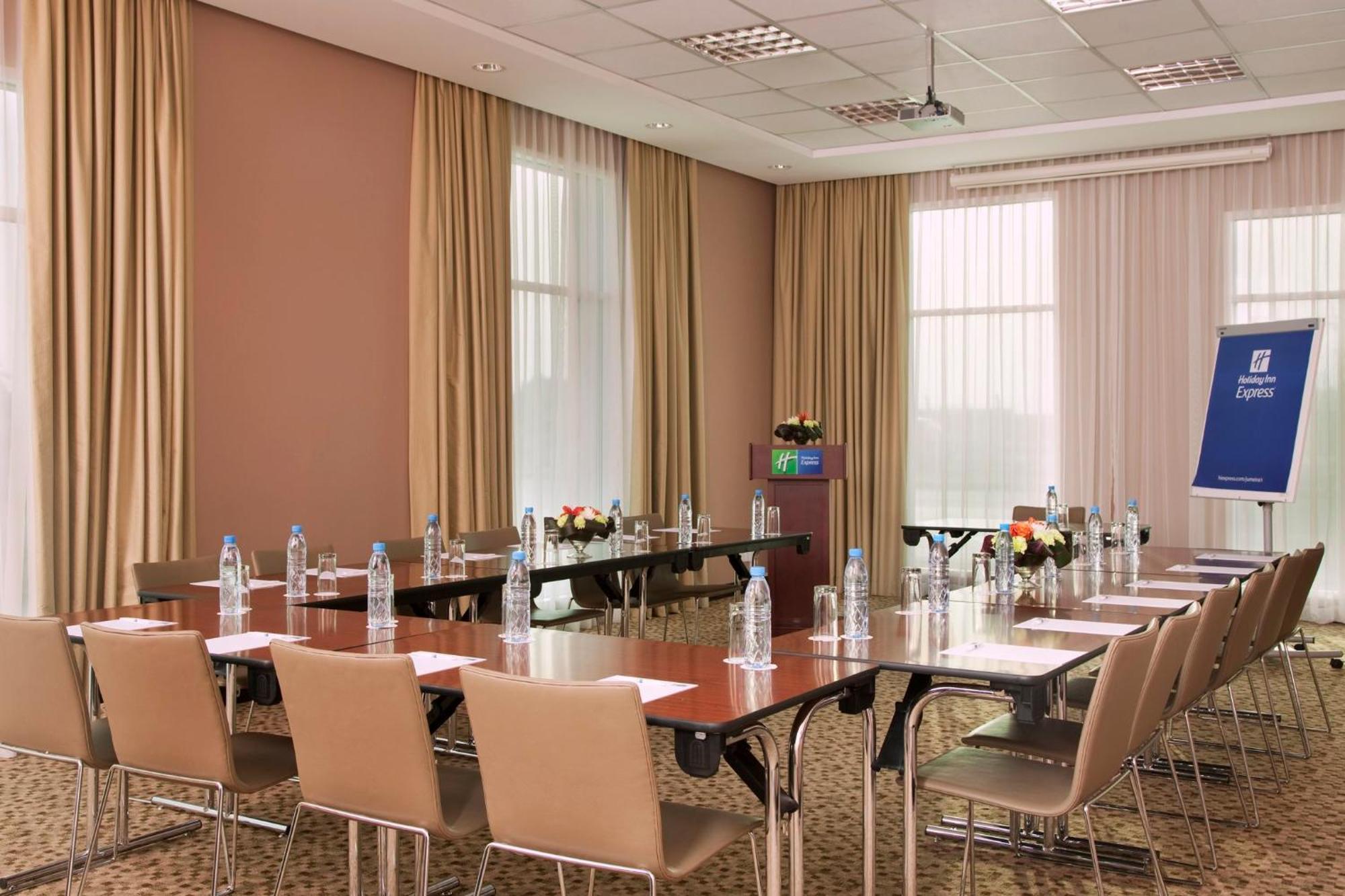 Holiday Express Dubai, Jumeirah By Ihg Hotel