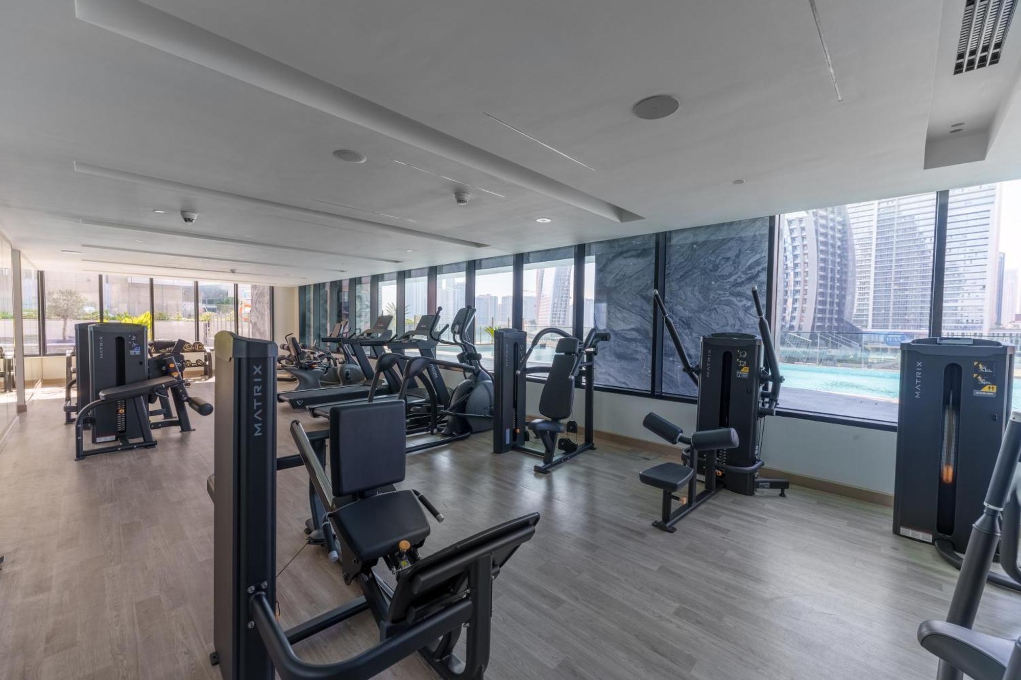 Apartment Retreat With Canal And Burj Khalifa Views