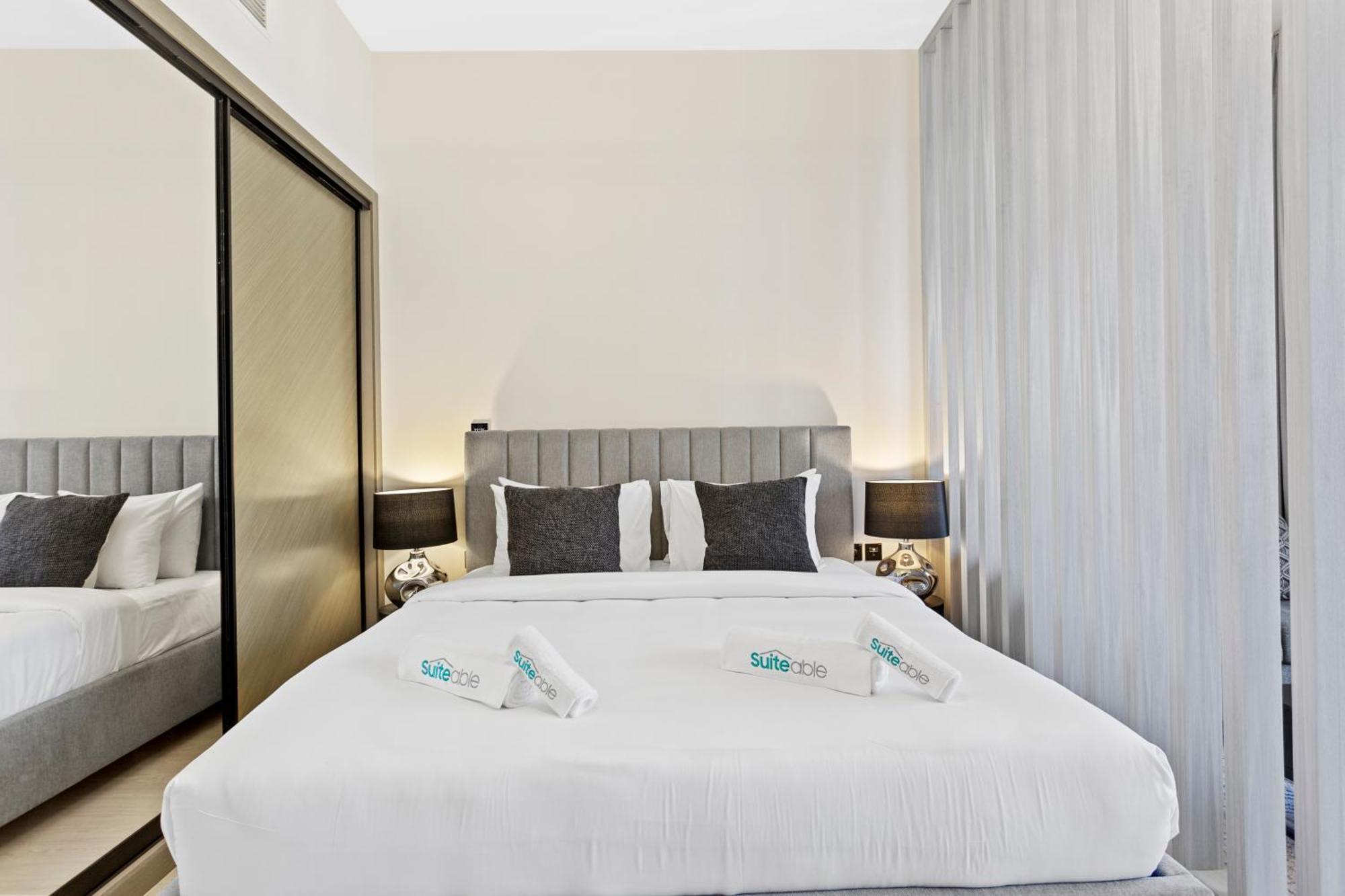Apartment Retreat With Canal And Burj Khalifa Views